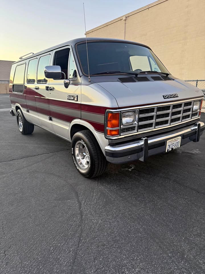 Dodge B250 Van