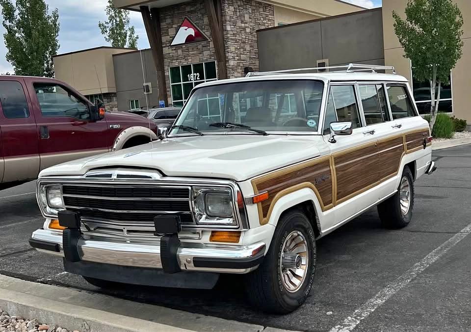 Jeep Gran Wagonner White and Wood