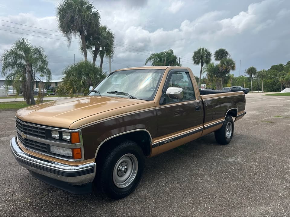 Chevrolet Silverado 1500 Regular Cab 1988 – V8 350ci – Style OBS Bi-ton – État Exceptionnel