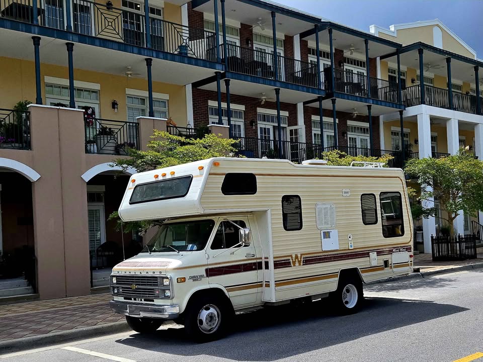 Winnebago Minnie Winnie 1984 – Chassis Chevrolet – 67 000 Miles –