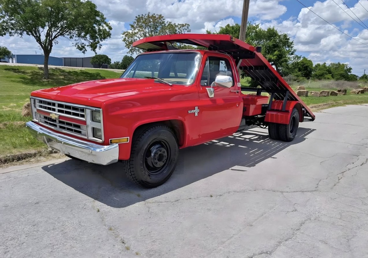 Chevrolet C10 Silverado Flatbed Hauler 1985 – V8 5.7L (350ci) – Plateau Basculant & Pont Jumelé