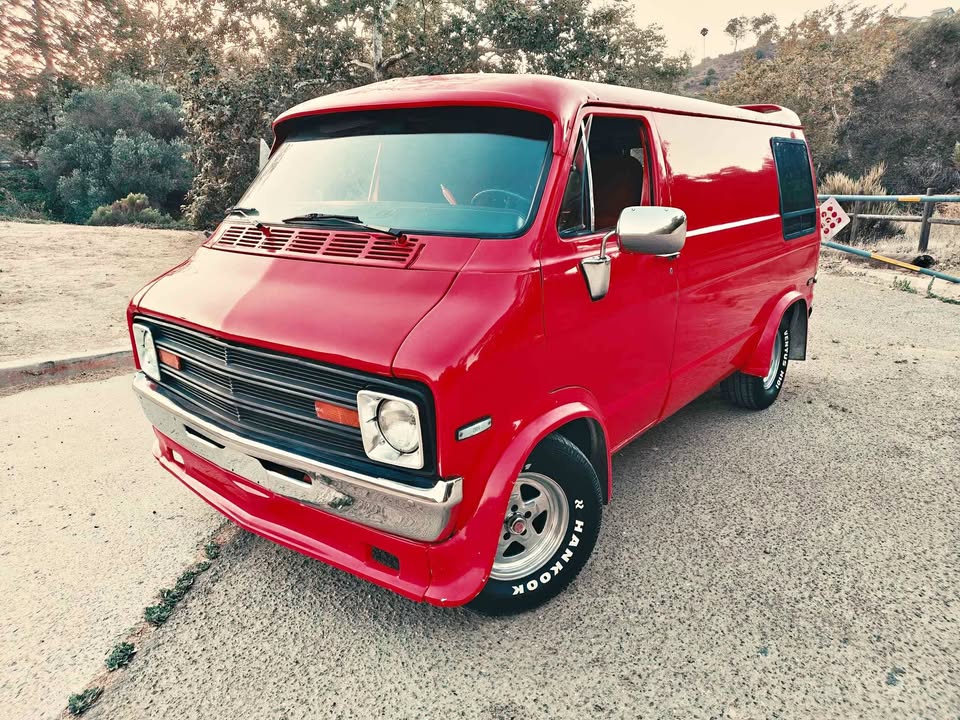 Dodge Tradesman B100 « Shorty » 1977 – V8 360ci Reconstruit – Boîte Auto – Aménagement Custom 70's