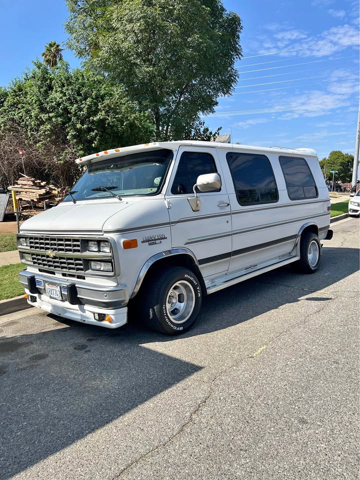 Chevrolet G20 Conversion Van 1995 – V8 5.7L (350ci) – Boîte Auto – Climatisation Fonctionnelle – Toit Rehaussé
