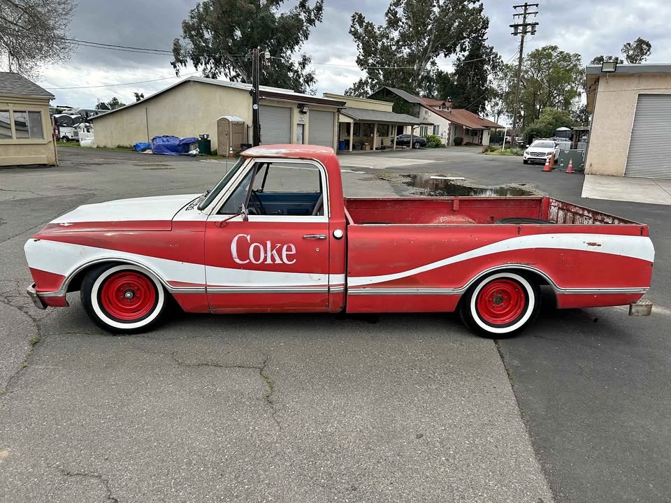 Chevrolet C10 « Coca-Cola Truck » 1967 – 6 Cylindres en Ligne Reconstruit – Boîte Manuelle 4 – Suspension Pneumatique Air Ride