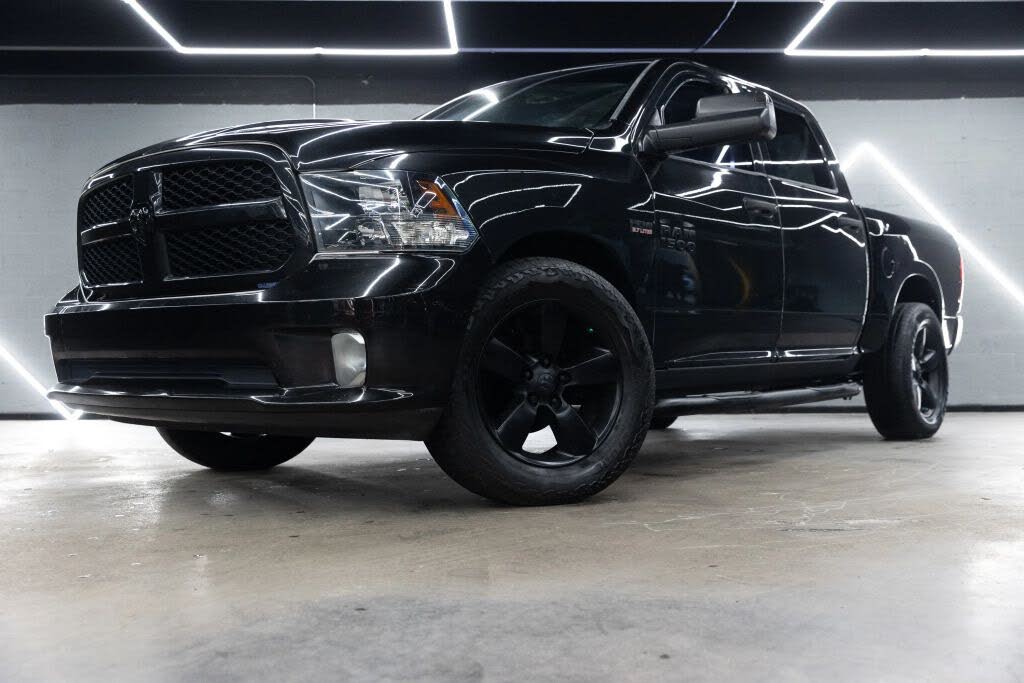 RAM 1500 Express Crew Cab 2017 – V8 5.7L HEMI (395 ch) – Boîte Auto 8 – Full Black – Homologué & AVDT Inclus