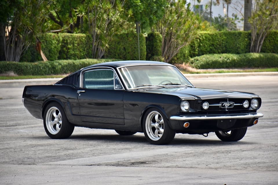 Ford Mustang Fastback 1965 « Code A » – V8 289ci (4 Corps) – Boîte Auto – Intérieur Pony Deluxe
