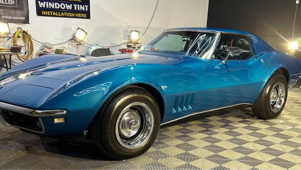 Chevrolet Corvette C3 Stingray 1968 « Chrome Bumper » – V8 327ci – Boîte Manuelle 4 Vitesses – Blue on Blue