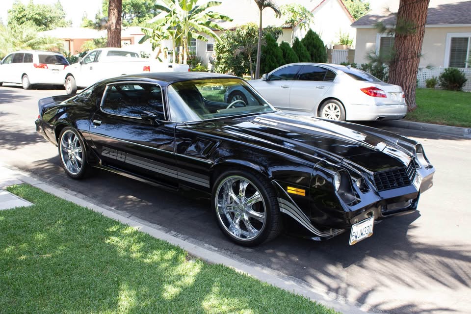 Chevrolet Camaro Z28 Coupé 1981 – V8 5.7L (350ci) – Boîte Auto – Capot Air Induction – Sellerie Neuve – Éligible Collection