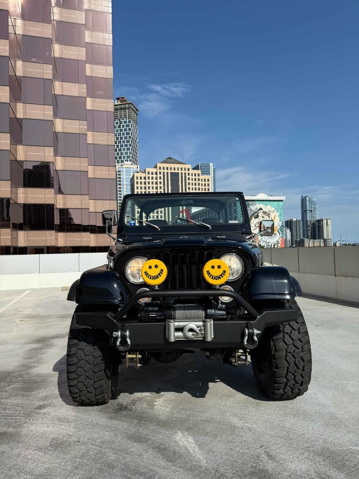 Jeep CJ-7 1979 – V8 Small Block AMC (~8 000 Miles) – Boîte Manuelle – Kit Rehausse – Treuil – 8 000 $ de Factures