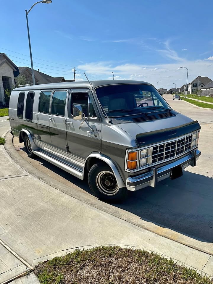 Dodge Ram Van B250 Prospector 1985 – Moteur V8 – Boîte Auto – Deuxième Main – 65 000 Miles