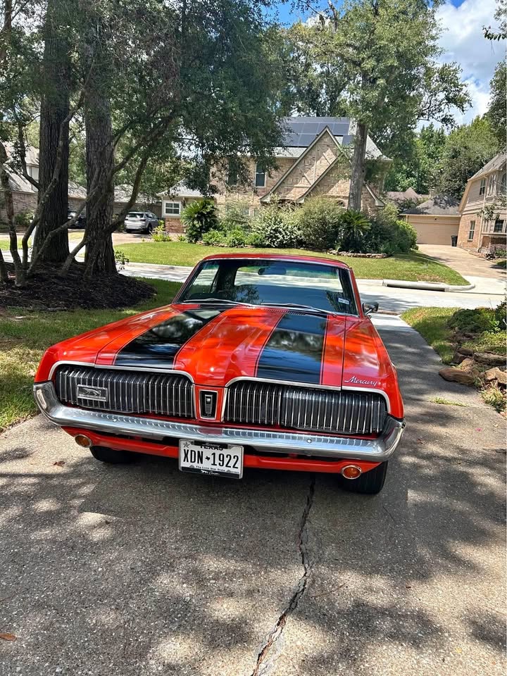 Mercury Cougar Coupé 1968 – V8 302ci – Boîte Manuelle – Phares Escamotables & Clignotants Séquentiels